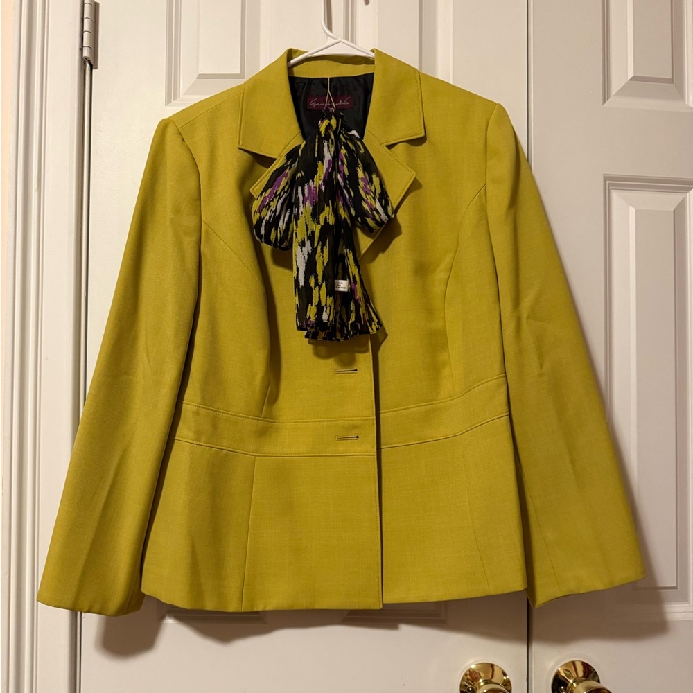 Gloria Vanderbilt Women's Yellow Blazer and Scarf in like new condition Size 18w